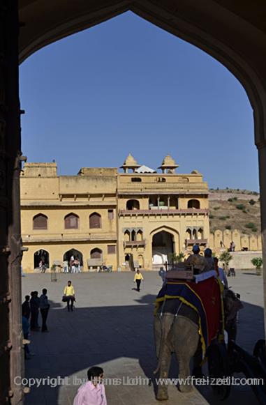 04 Fort_Amber_and Elephants,_Jaipur_DSC5030_b_H600
